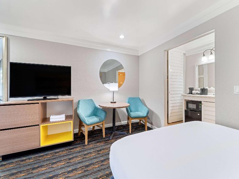 Days Inn by Wyndham San Diego Hotel Circle image