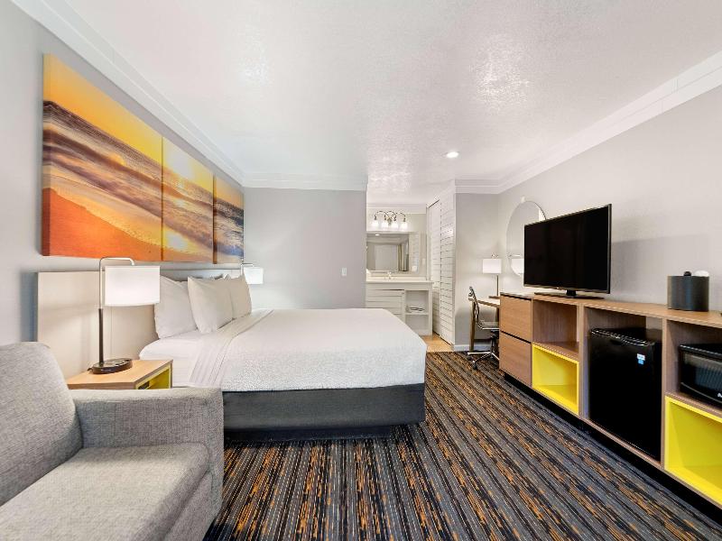 Days Inn by Wyndham San Diego Hotel Circle image