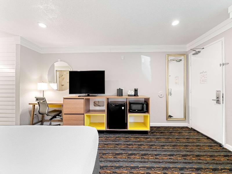 Days Inn by Wyndham San Diego Hotel Circle image