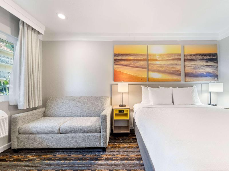 Days Inn by Wyndham San Diego Hotel Circle image