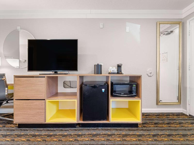 Days Inn by Wyndham San Diego Hotel Circle image