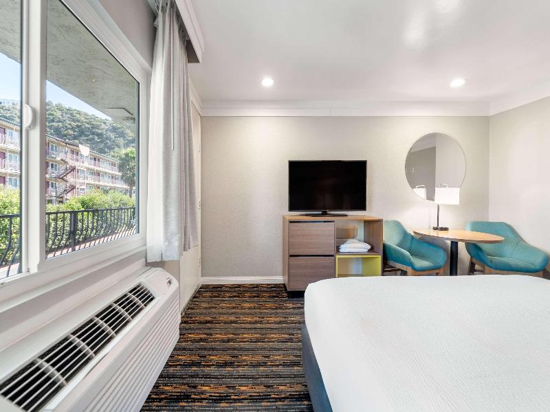 Days Inn by Wyndham San Diego Hotel Circle image