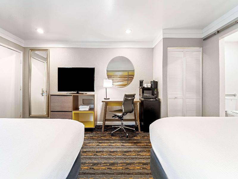 Days Inn by Wyndham San Diego Hotel Circle image