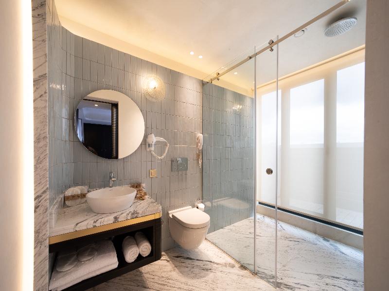 Bentley Hotel Bosphorus image