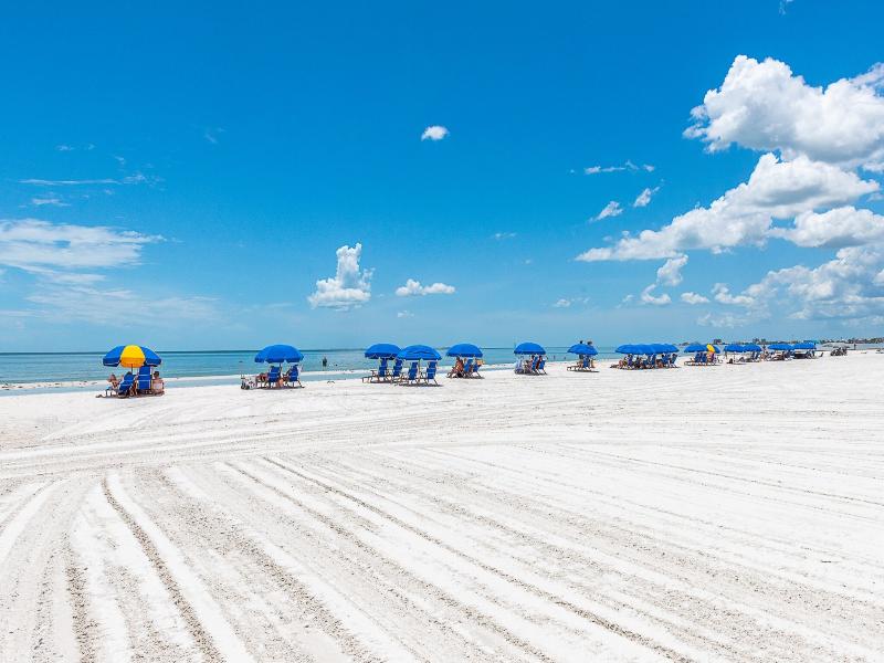 Pointe Estero image