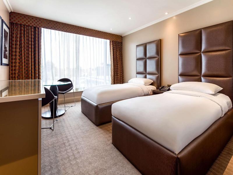 Radisson Blu Hotel & Conference Centre, London LHR image