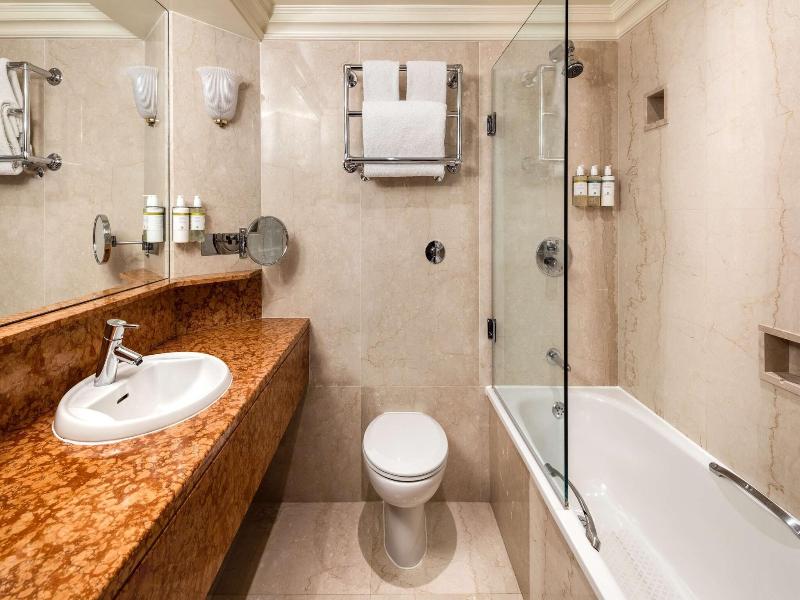 Radisson Blu Hotel & Conference Centre, London LHR image