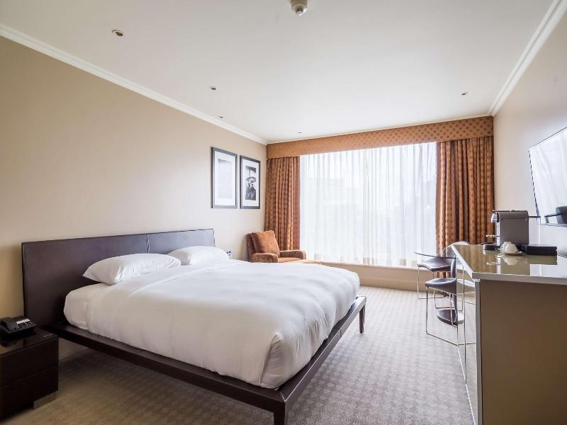 Radisson Blu Hotel & Conference Centre, London LHR image