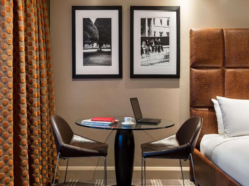 Radisson Blu Hotel & Conference Centre, London LHR image