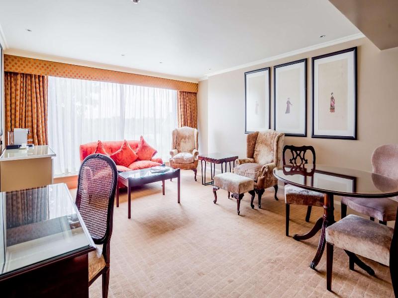 Radisson Blu Hotel & Conference Centre, London LHR image