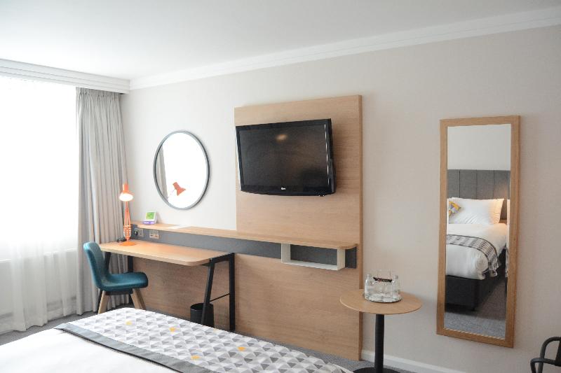 Holiday Inn London - Gatwick Airport image