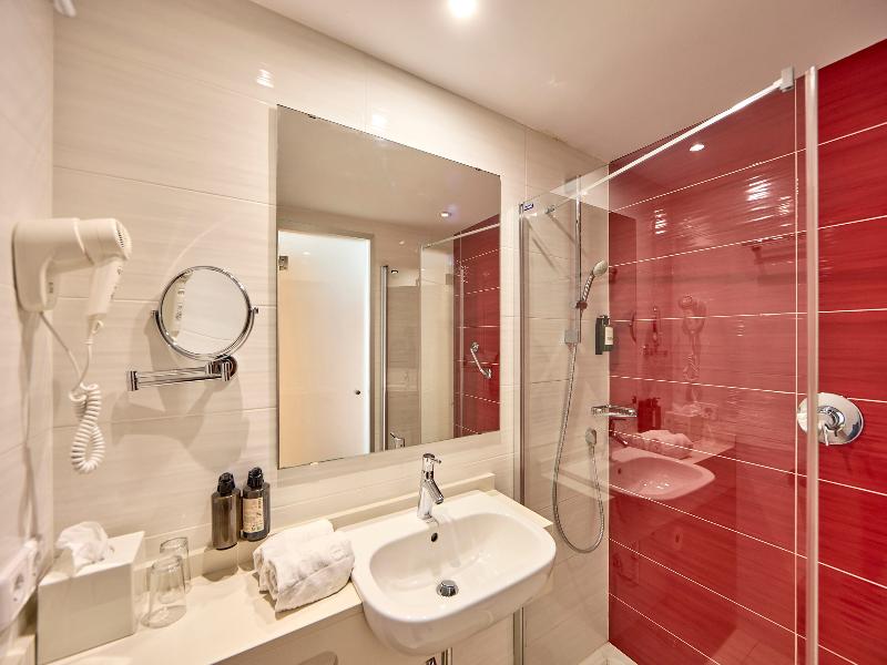 Universal Hotel Perla  image