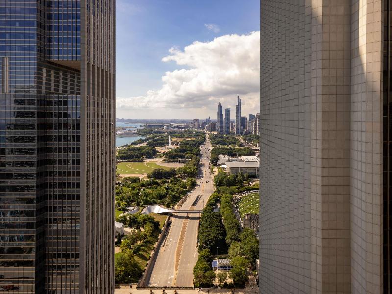 Fairmont Chicago at Millennium Park image