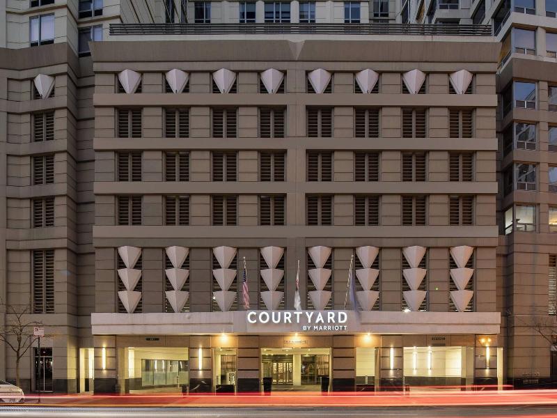 Courtyard Chicago Downtown/River North image