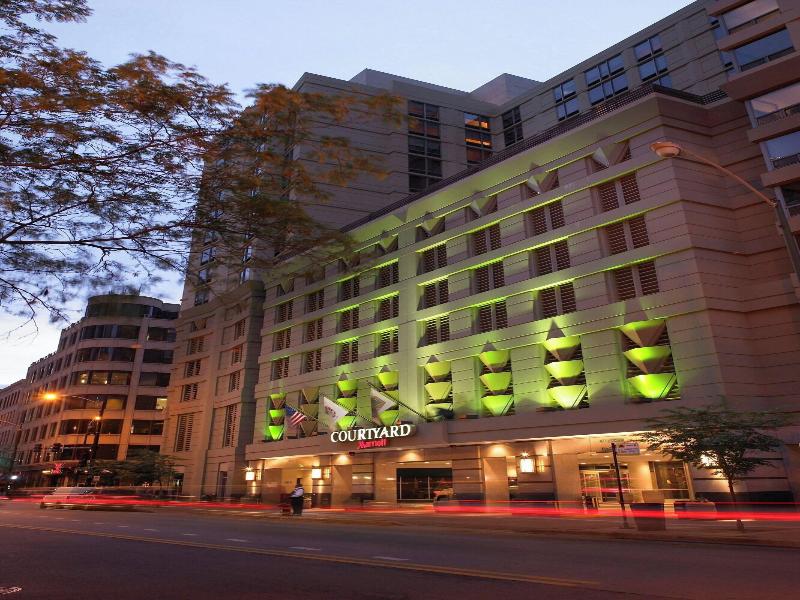 Courtyard Chicago Downtown/River North image