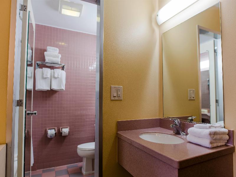 Howard Johnson by Wyndham Anaheim&Water Playground image