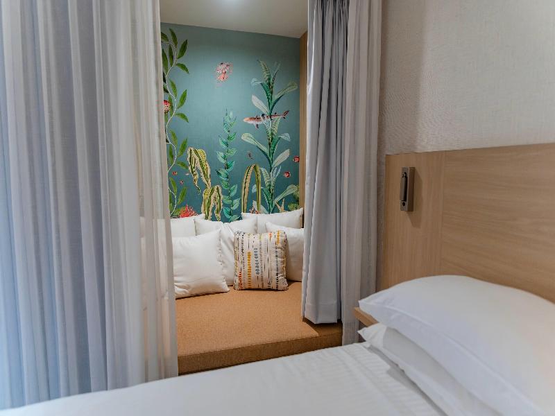 Howard Johnson by Wyndham Anaheim&Water Playground image