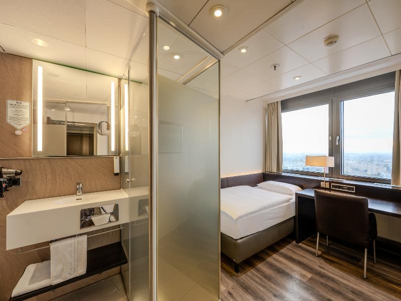 Park Inn by Radisson Berlin Alexanderplatz image