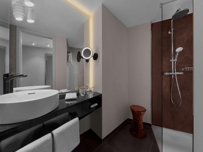 Hotel Wasserturm Cologne, Curio Collection image