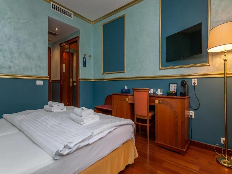 Hotel Kinsky Fountain image