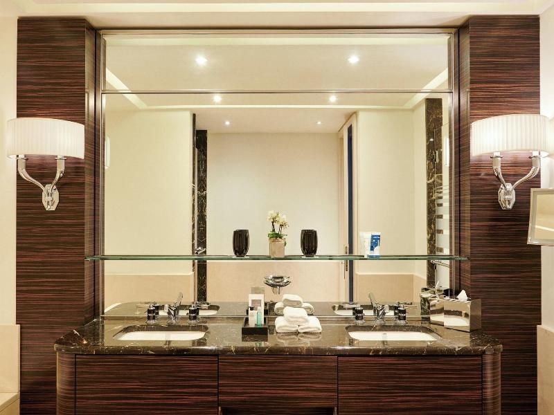 Prince De Galles, A Luxury Collection Hotel image