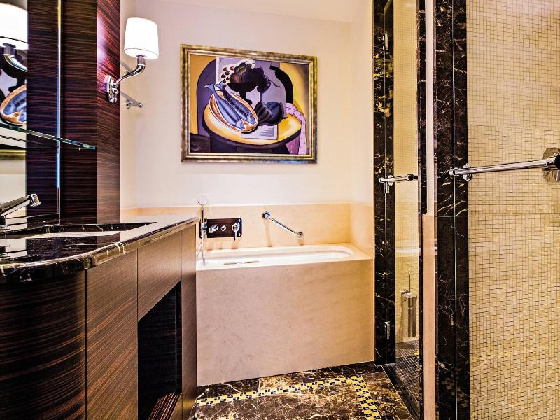 Prince De Galles, A Luxury Collection Hotel image