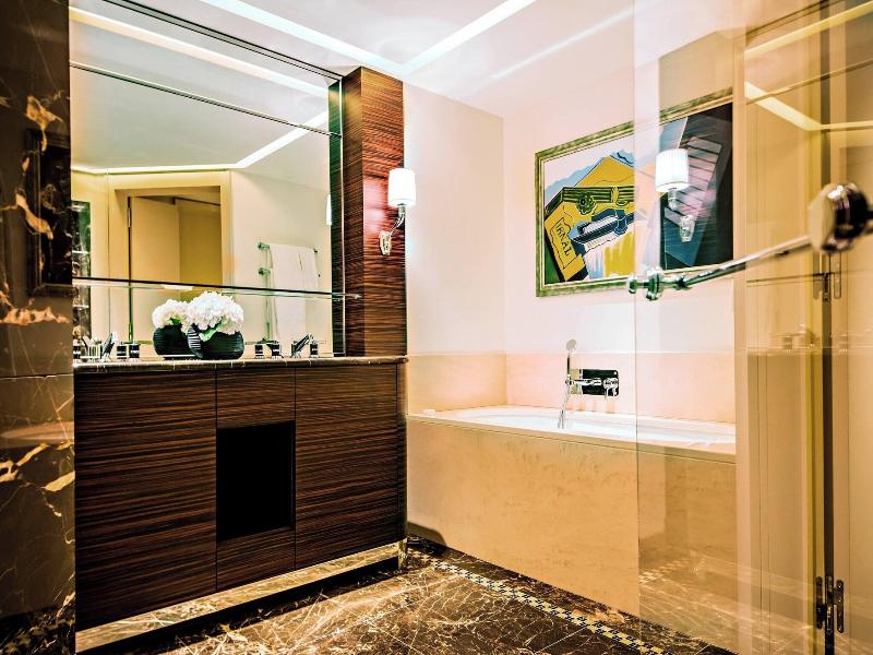 Prince De Galles, A Luxury Collection Hotel image
