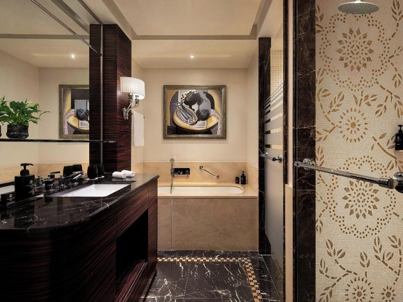 Prince De Galles, A Luxury Collection Hotel image