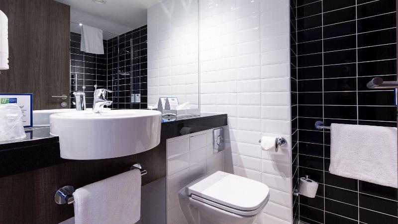 Holiday Inn Express Wakefield image