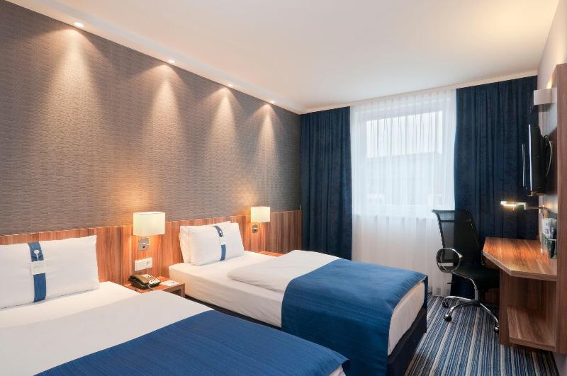 Holiday Inn Express Wakefield image