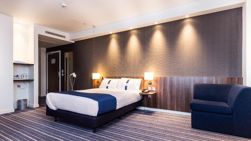 Holiday Inn Express Wakefield image