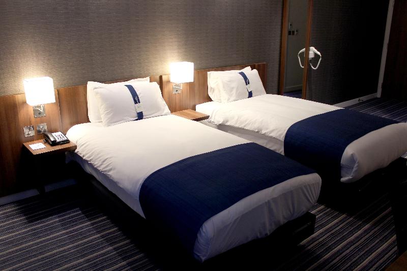 Holiday Inn Express Wakefield image