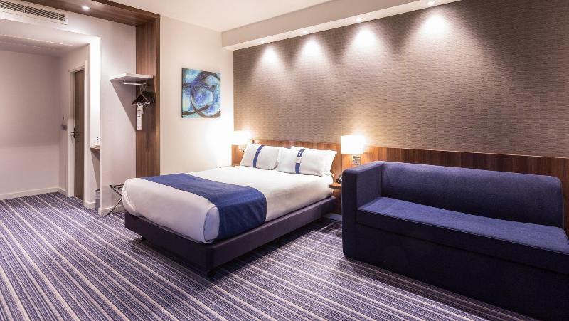Holiday Inn Express Wakefield image