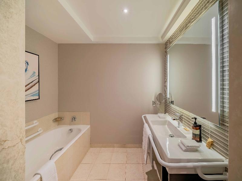 DOUBLE Accessible Two Double beds — photo 4