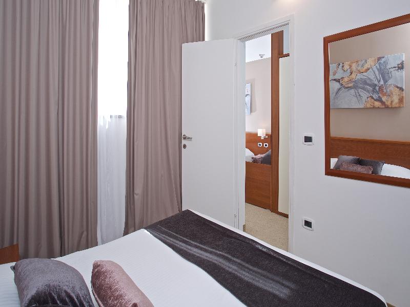 Arena Hotel Holiday image