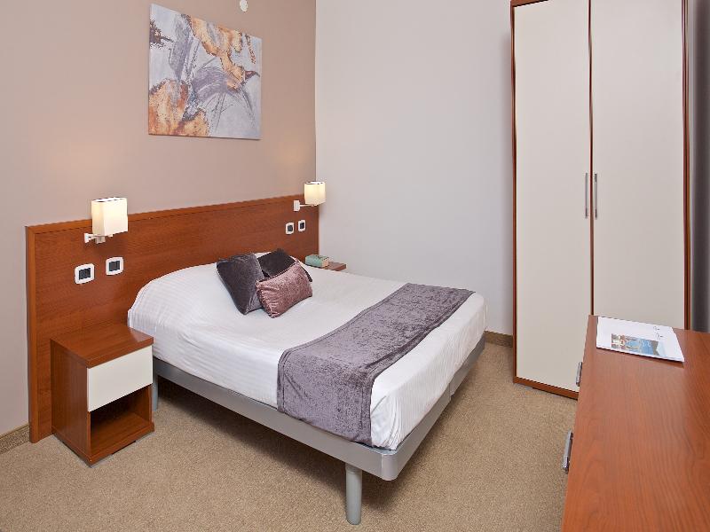 Arena Hotel Holiday image