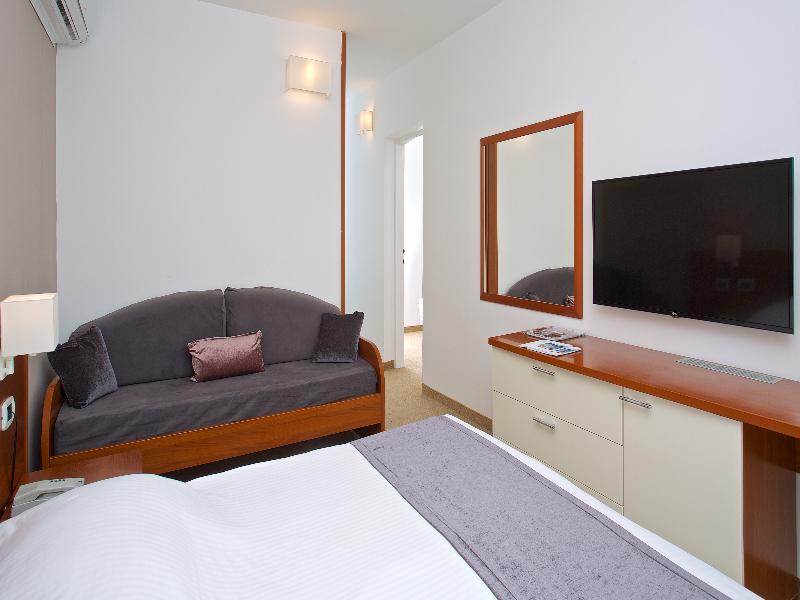Arena Hotel Holiday image