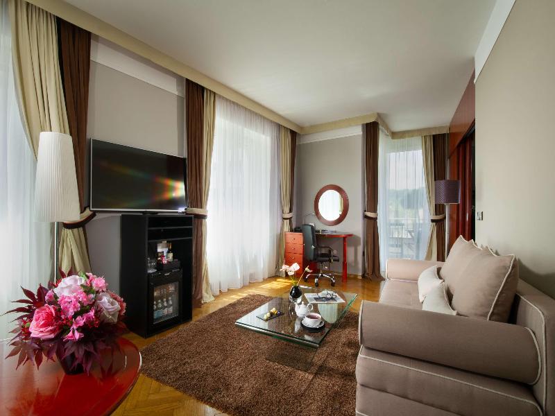 Best Western Premier Hotel Slon image