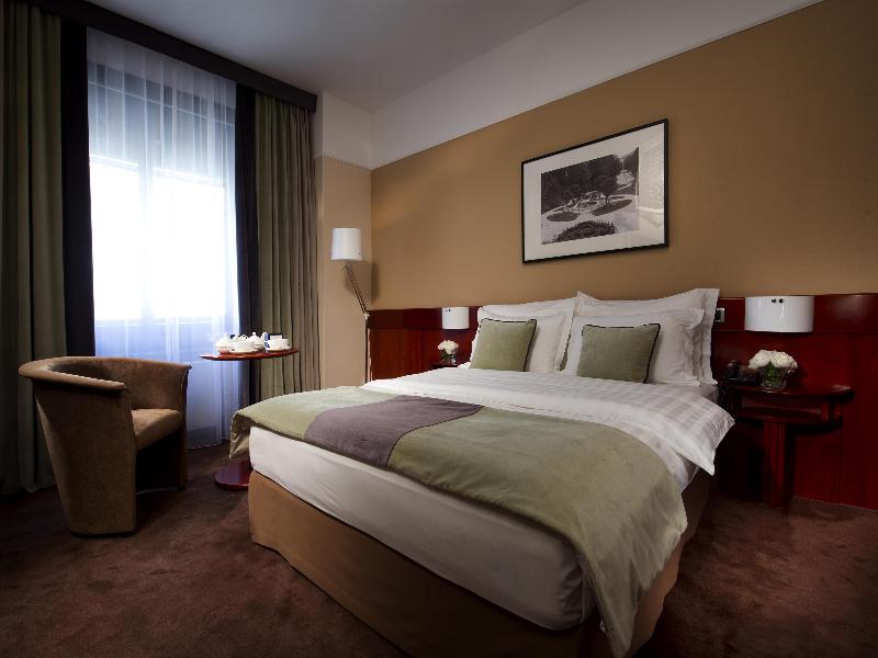 Best Western Premier Hotel Slon image