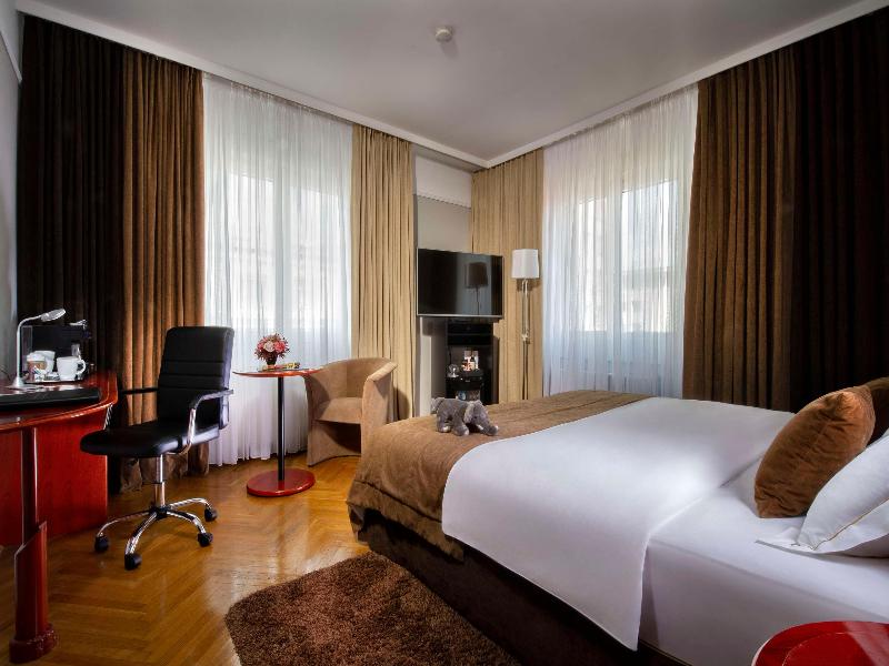 Best Western Premier Hotel Slon image