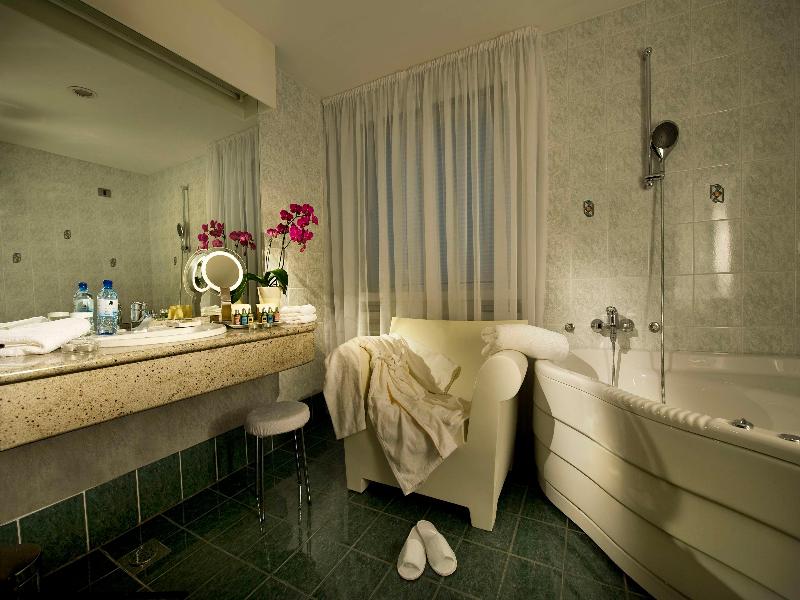 Best Western Premier Hotel Slon image