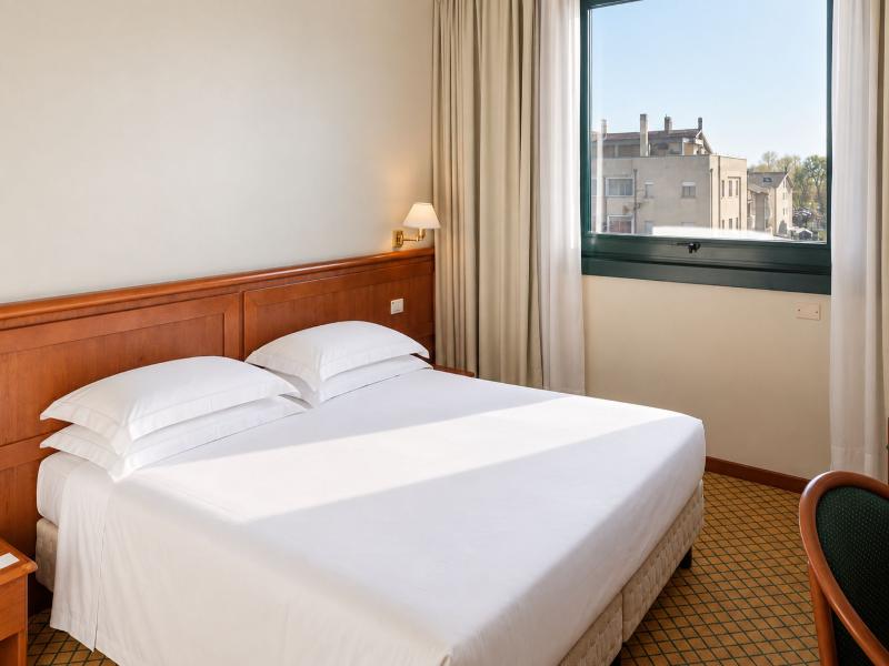 Phi Hotel Emilia image