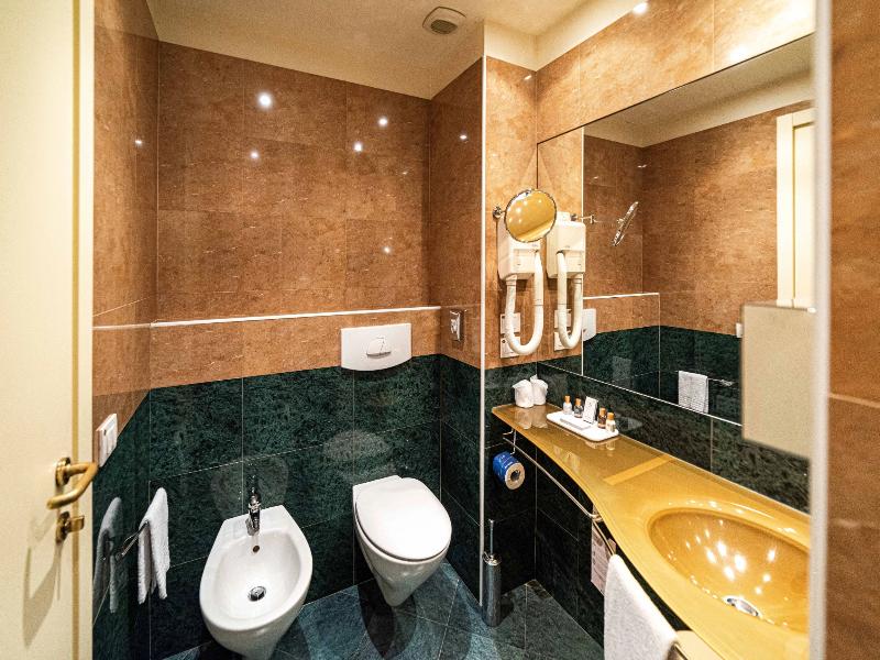 Phi Hotel Emilia image
