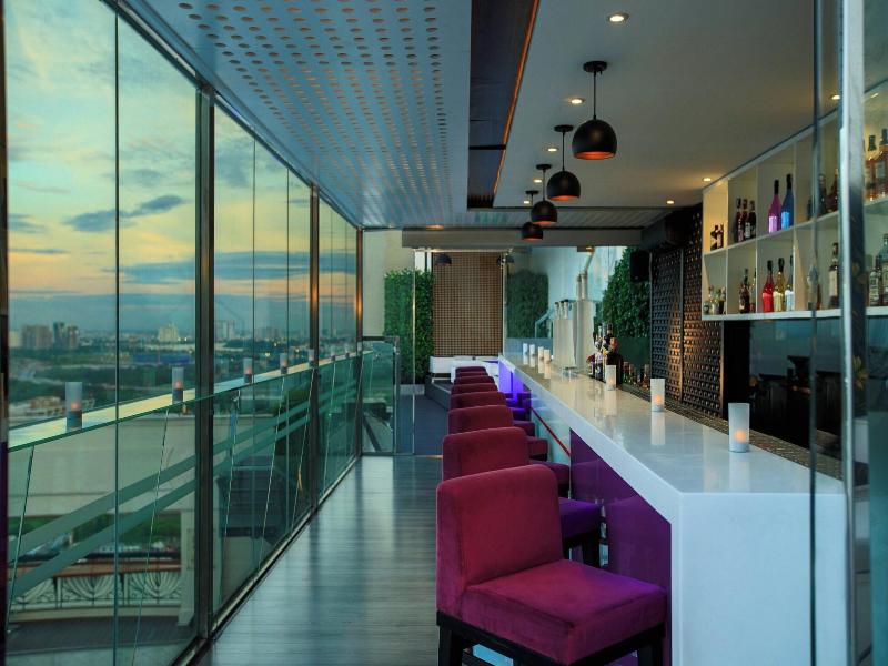 Renaissance Riverside Hotel Saigon image
