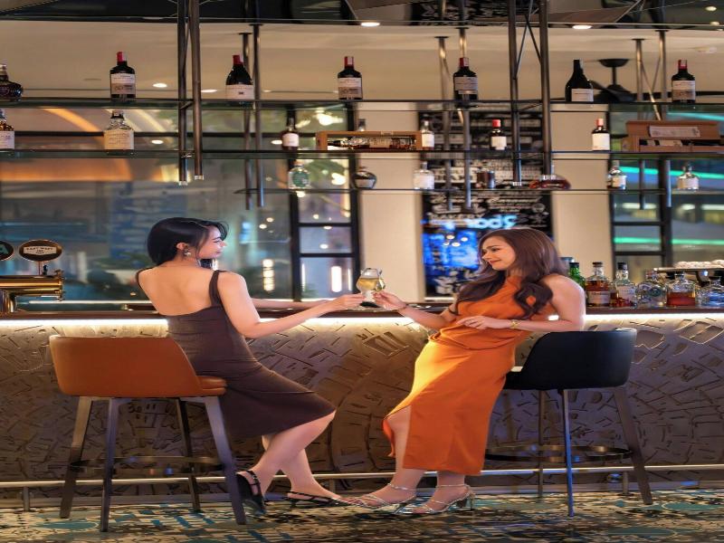Renaissance Riverside Hotel Saigon image