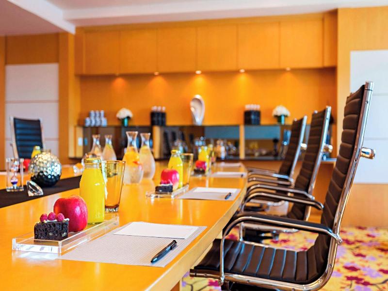 Renaissance Riverside Hotel Saigon image