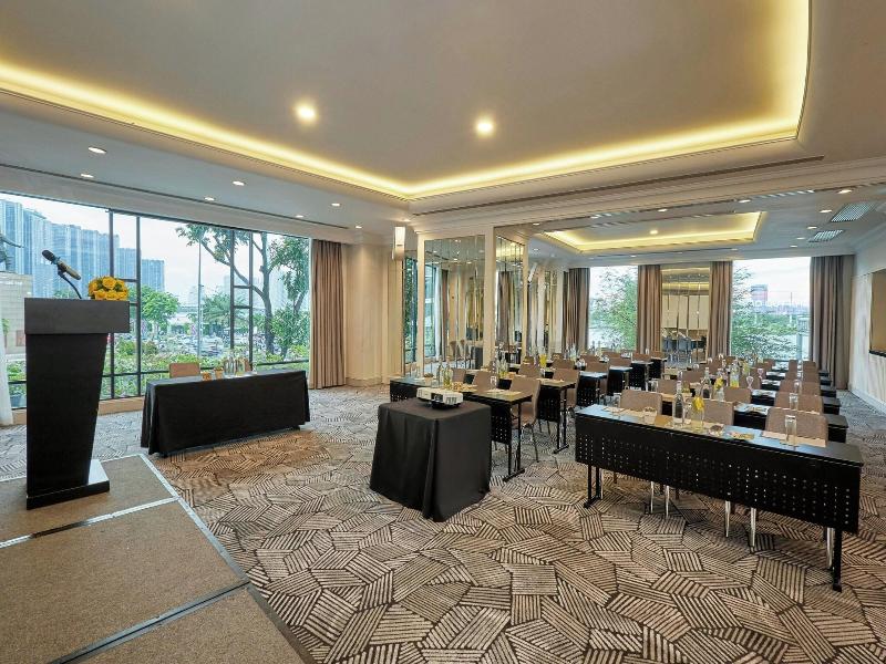 Renaissance Riverside Hotel Saigon image