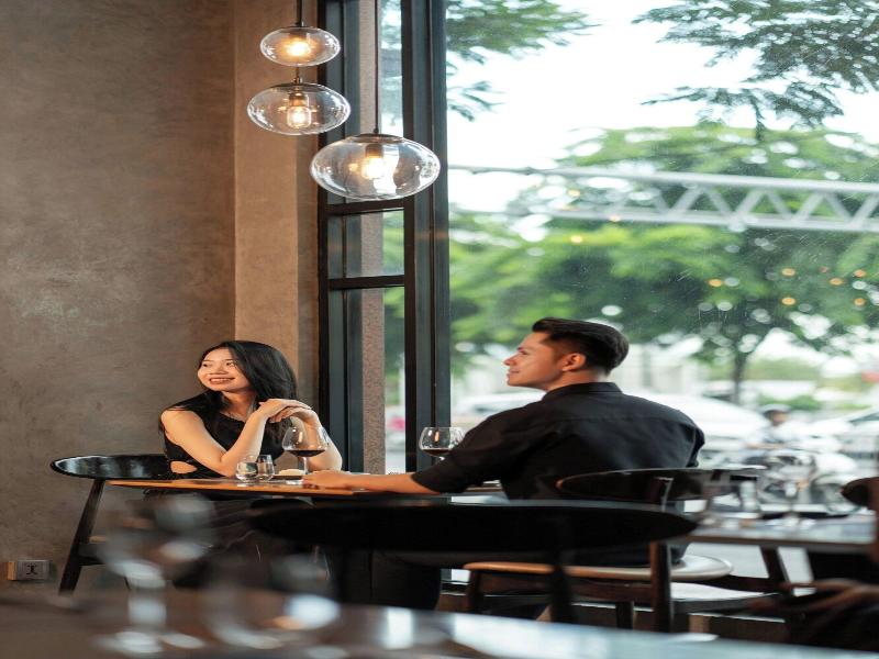 Renaissance Riverside Hotel Saigon image