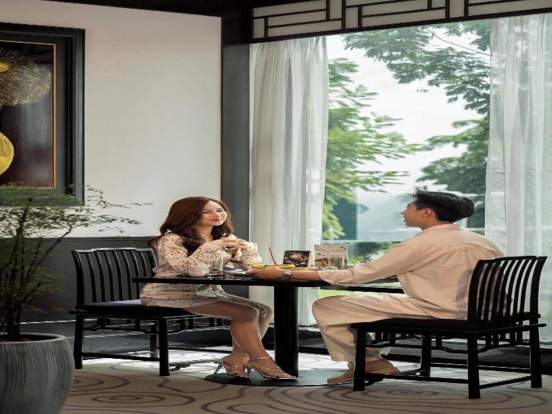 Renaissance Riverside Hotel Saigon image