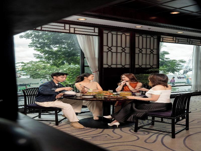Renaissance Riverside Hotel Saigon image